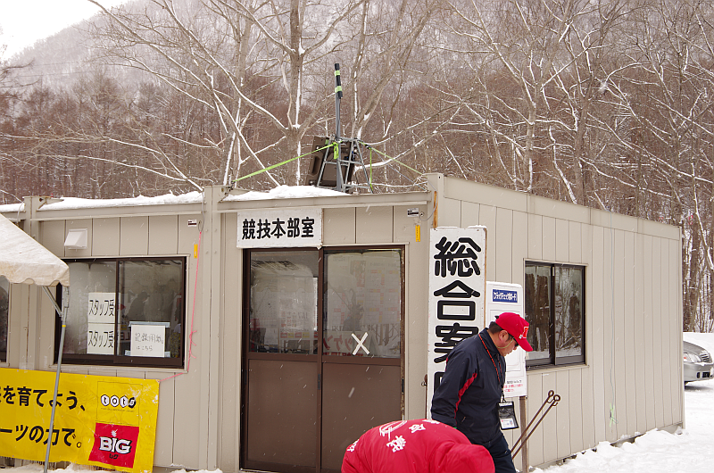 競技本部プレハブ屋根のポジモ