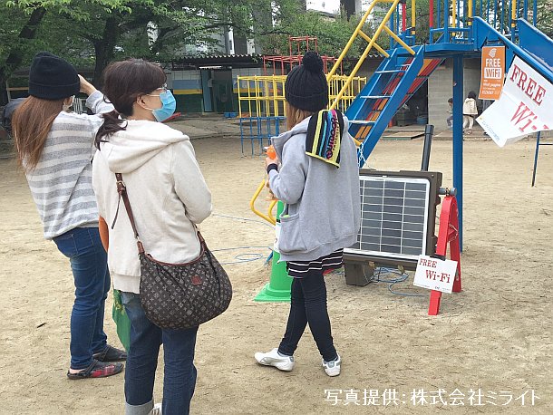 熊本市内の避難所での無料臨時Wi-Fi SPOT利用の様子
